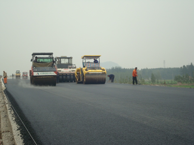 公司岩沥青产品用于临枣高速公路